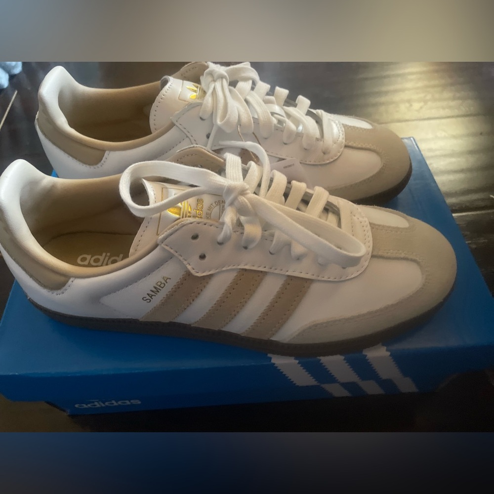 RARE Brand new with box Samba OG size 7.5 men’s so fits women’s size 9. Color.